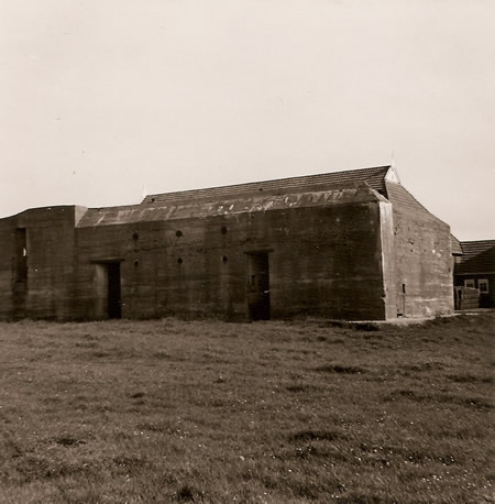Dezelfde bunker als op de foto boven, maar dan gezien vanaf de andere (noord)zijde. Helemaal rechts is nog net een deel van de boerderij te zien. Foto: Harm Hillinga, 19 augustus 1965.